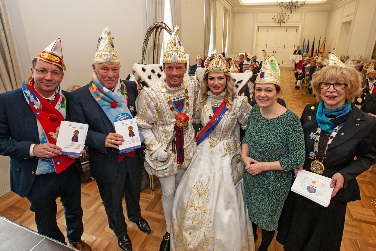 Von links: Dr. Marcus Leifeld, Professor Karl-Heinz Erdmann, Prinz Christoph II., Bonna Nadine I., Oberbürgermeisterin Katja Dörner und Marlies Stockhorst, Präsidentin des Festausschusses Bonner Karneval.