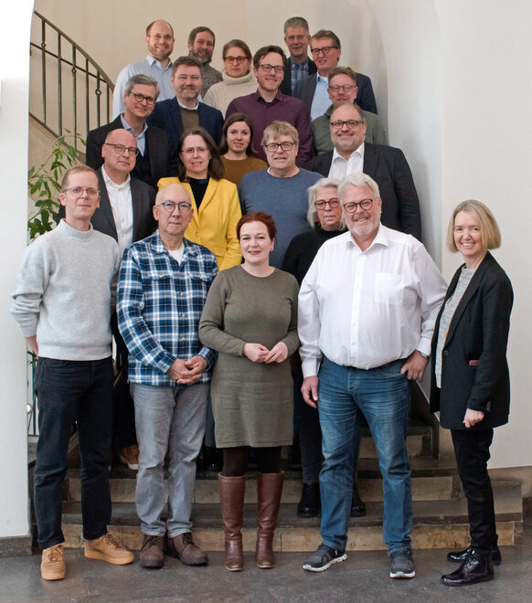 Gruppenfoto auf der Innentreppe des Alten Rathauses mit den Teilnehmenden der Studienreise nach Utrecht, die jetzt zum Nachtreffen zusammenkamen.