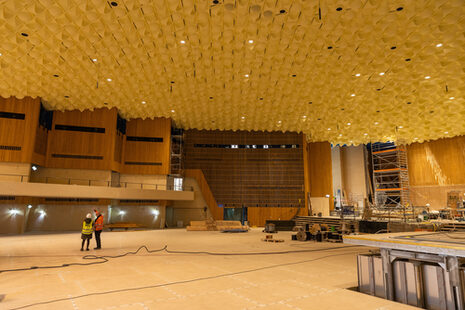 Blick in den Großen Saal der Beethovenhalle, in dem ab Anfang März die Orgel in ihre Einzelteile zerlegt, gereinigt und wieder zusammengesetzt wird.