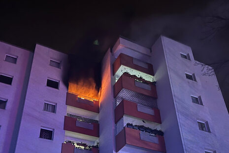 Eine Wohnung im sechsten Obergeschoss eines Mehrfamilienhauses in Tannenbusch brannte in der Silvesternacht. Zu sehen sind Flammen, die aus einem Balkon schlagen.