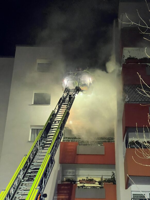 Über die Drehleiter bekämpfte die Feuerwehr den Brand einer Wohnung im sechsten Obergeschoss eines Mehrfamilienhauses in Tannenbusch.