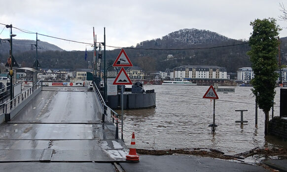 Am Fähranleger in Mehlem (Austraße) sind durch das Hochwasser die Geh- und Radwege am Rheinufer überflutet.