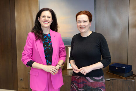 Oberbürgermeisterin Katja Dörner (r.) mit Sozialdezernentin Azra Zürn stehend im Dienstzimmer der OB im Stadthaus.