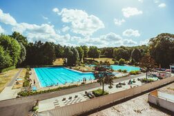 Drohnenaufnahme der Schwimmbecken im Melbbad