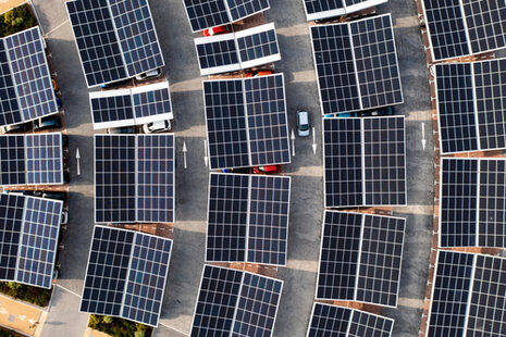 Photovoltaik-Anlage auf einem Parkplatz