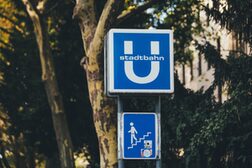 Blaues Hinweisschild auf die eine U-Bahnhaltestelle