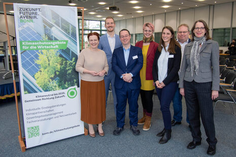 Das Bild zeigt Oberbürgermeisterin Katja Dörner (links) und Wirtschaftsförderin Victoria Appelbe (rechts) mit dem Klima-Team der Wirtschaftsförderung.