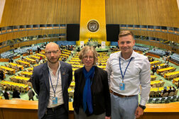 Bürgermeisterin Nicole Unterseh mit zwei Männern bei den Vereinten Nationen in New York