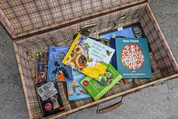 Ein Koffer mit verschiedenen Kinder- und Jugendbüchern
