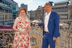 Auf der Freitreppe des Alten Rathauses mit dem Markt im Hintergrund: Oberbürgermeisterin Katja Dörner und Bundeswirtschaftsminister Robert Habeck.