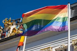 Eine Regenbogenflagge am Alten Rathaus