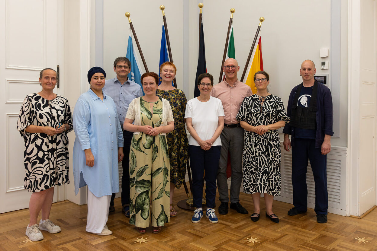 Rat der Religionen mit Oberbürgermeisterin Katja Dörner (Bildmitte) im Alten Rathaus.
