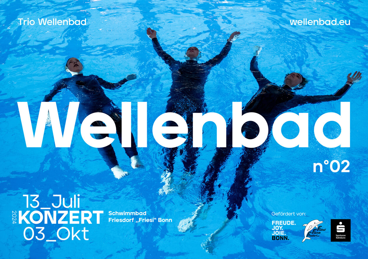 Der Flyer der Veranstaltung zeigt drei Menschen, die sich rücklings in einem Schwimmbecken treiben lassen.
