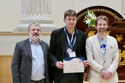 Das Bild zeigt Jesko Veenema (Mitte) bei der Preisverleihung der Internationalen Philosophie-Olympiade in Helsinki.
