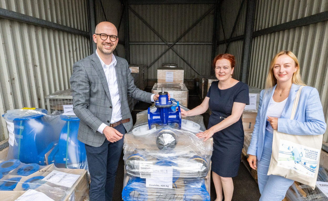 BonnNetz-Geschäftsführer Urs Reitis, Oberbürgermeisterin Katja Dörner und Anastasiia Kahlow (GIZ) nahmen die Hilfgüter für Wasserversorgung in Cherson in Augenschein.