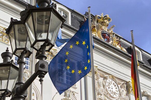 Die Europafahne weht vor dem Alten Rathaus Bonn.