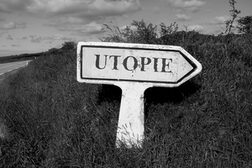 Ein Schild in Form eines Pfeils mit der Aufschrift „Utopie“