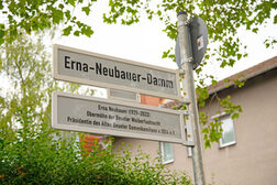 Das neue Straßenschild am Erna-Neubauer-Damm mit Hintergrundinformationen zu ihrem Wirken in Beuel..