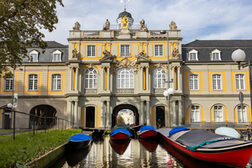Die Fotomontage zeigt Boote in einem Kanal vor dem Koblenzer Tor