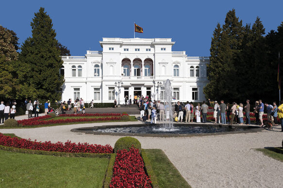 Eine Schlange an Besucherinnen und Besuchern vor der Villa Hammerschmidt.