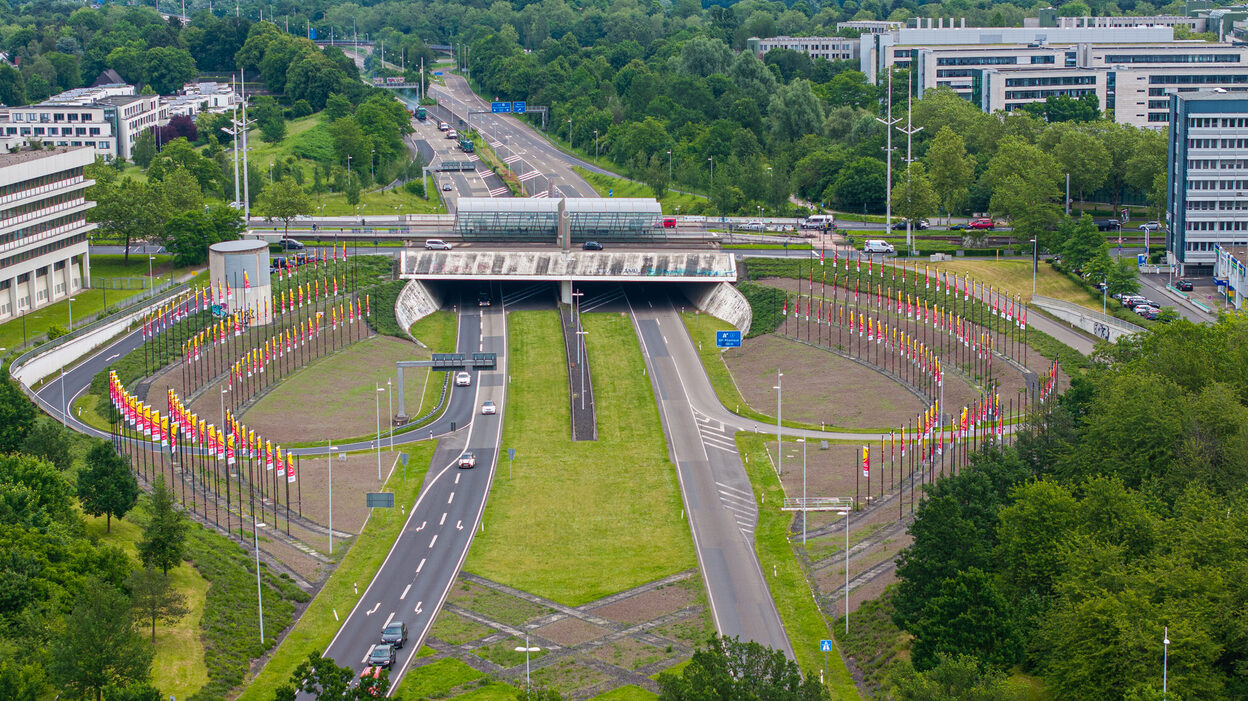 Luftbild von der Anschlussstelle Bonn-Bad Godesberg der Autobahn 562, die jetzt den Namen Platz des Grundgesetzes trägt. Besonderes Merkmal ist die Stadtschmuckanlage mit 200 Fahnenmasten. Dort hängen bei bedeutenden internationalen Anlässen oft die Flaggen der Mitgliedsstaaten der Vereinten Nationen.