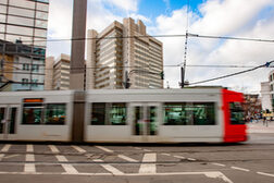 Eine Straßenbahn fährt vorbei.