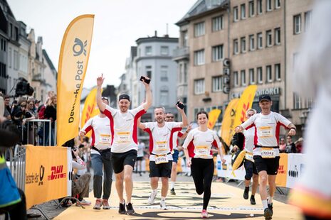 Zieleinlauf beim Deutsche Post Marathon Bonn 2024