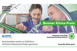 Das Info-Bild zum Bonner Klima-Plan zeigt zwei Menschen, die an einem Fahrrad arbeiten.