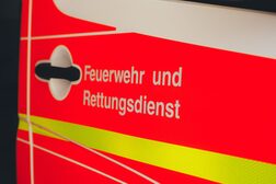 Tür eines Feuerwehrautos mit der Aufschrift "Feuerwehr- und Rettungsdienst".