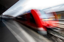 Ein Triebwagen steht im Bonner Hauptbahnhof