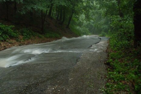 Überflutete Straße nach einem Starkregen