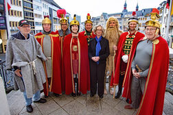 Bürgermeisterin Unterseh und verkleidete Sankt-Martin-Darstellende stehen auf dem Balkon des Alten Rathauses.