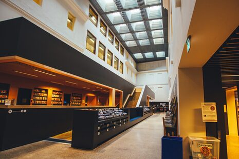 Die große Halle der Stadtbibliothek im Haus der Bildung.