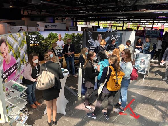 Am Stand der Stadt Bonn informieren sich Personen über Karrierechancen bei der Stadtverwaltung.