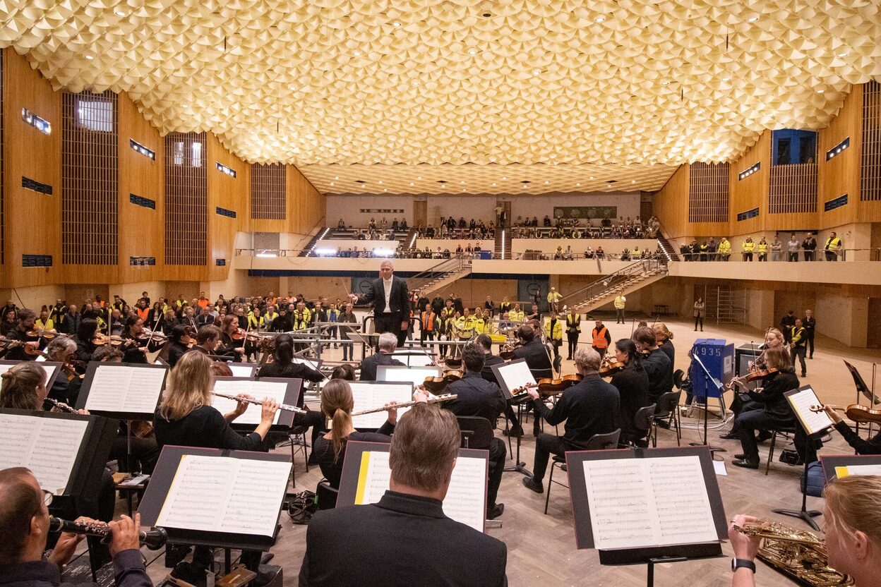 Das Beethoven Orchester Bonn spielt im Großen Saal der Beethovenhalle.