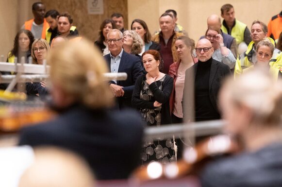 Beethovenhallen-Projektleiter Steffen Göbel, Oberbürgermeisterin Katja Dörner und Stadtdirektor Wolfgang Fuchs hören der Musik des Beethoven Orchesters Bonn zu..