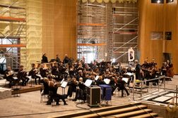 60 Musiker*innen des Beethoven Orchesters Bonn auf der Bühne im Großen Saal der Beethovenhalle