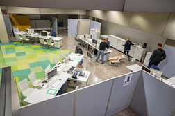 Blick von oben in das Pop-Up-Büro im Stadthaus-Foyer