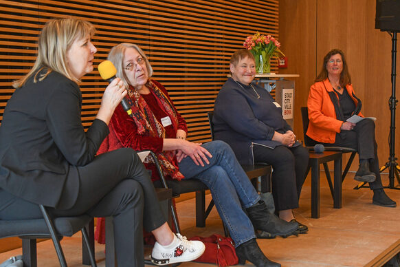 Das Bild zeigt (von links) die Gleichstellungsbeauftragte Stephanie Clemens-Krämer, ihre beiden Vorgängerinnen Brigitte Rubarth und Christina Bertram-Meyer, sowie die stellvertretende Gleichstellungsbeauftragte Katja Schülke.