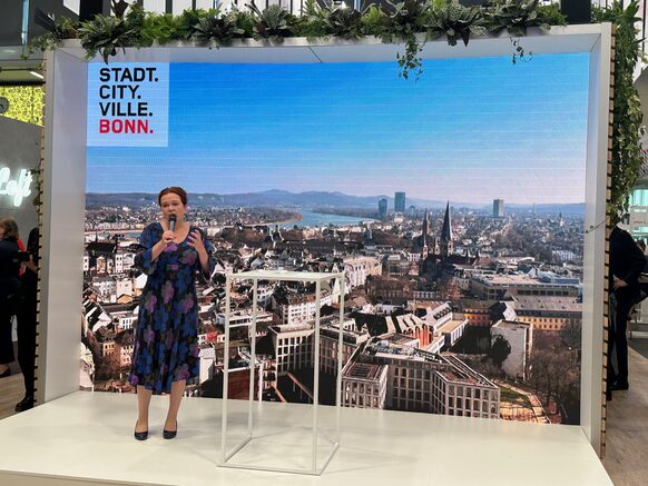 Das Bild zeigt Oberbürgermeisterin Katja Dörner bei der Eröffnung des Standes auf der Messe Expo Real in Münschen.