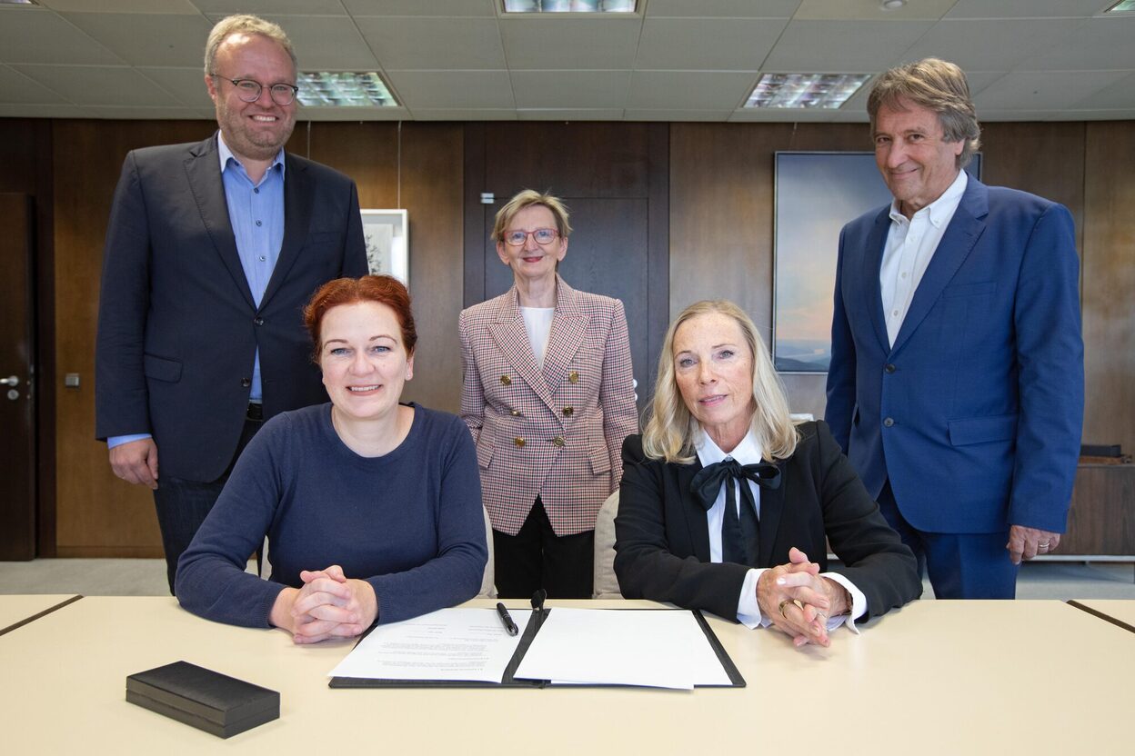 Das Bild zeigt (von links) Folke große Deters, Katja Dörner, Dr. Monika Hörig, Professorin Dorothee Dzwonnek und Jürgen Nimptsch.