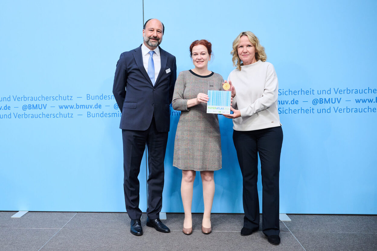 Marc Gebauer, Sprecher der IPR, Oberbürgermeisterin Katja Dörner und Bundesumweltministerin Steffi Lemke bei der Preisverleihung