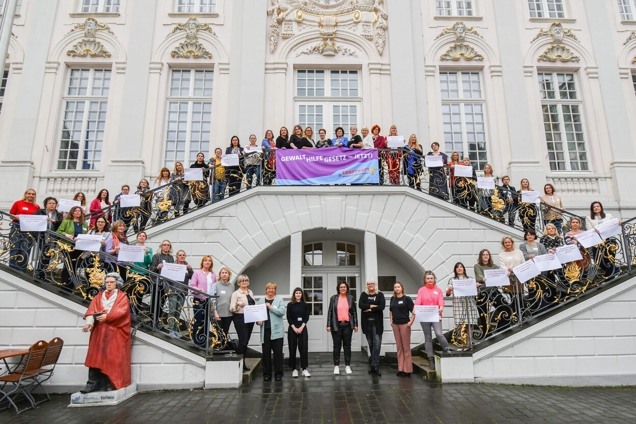 Das Bild zeigt die Gleichstellungsbeauftragten NRWs auf der Treppe des Alten Rathauses.