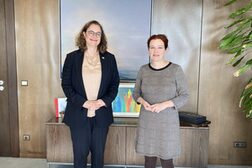 Oberbürgermeisterin Katja Dörner (r.) und Melanie Hauenstein, Direktorin der deutschen Repräsentanz des Entwicklungsprogramms der Vereinten Nationen (UNDP) stehen im Büro der Oberbürgermeisterin.