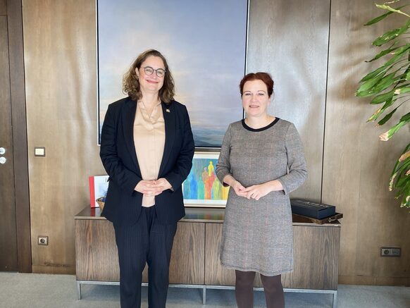 Oberbürgermeisterin Katja Dörner (r.) und Melanie Hauenstein, Direktorin der deutschen Repräsentanz des Entwicklungsprogramms der Vereinten Nationen (UNDP) stehen im Büro der Oberbürgermeisterin.