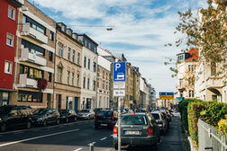 Bewohnerparkplätze an einer Straße