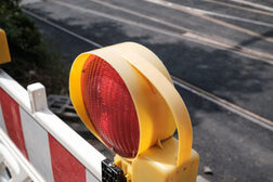 Rote Warnlampe und Bake einer Baustellenabsperrung