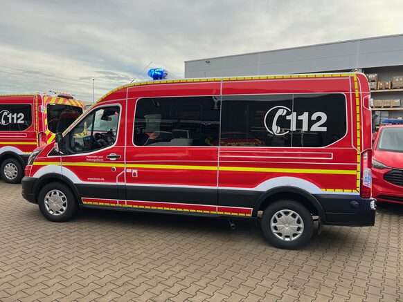 Seitenansicht eines der neuen Transporter mit großer Aufschrift der Notrufnummer "112".