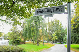 Straßenschild Gerd-Höllige-Weg im Stadtpark von Bad Godesberg.