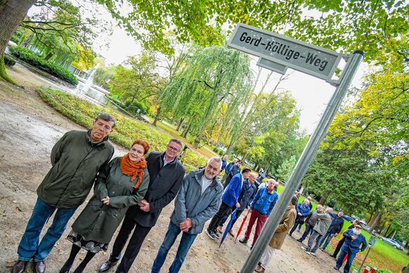 Am Gerd-Höllige-Weg im Stadtpark und einem der beiden Straßenschilder: (v.l.) Bezirksbürgermeister Michael Wenzel, Oberbürgermeisterin Katja Dörner, Bonns Polizeipräsident Frank Hoever und Uwe Schaak, der den Bürgerantrag eingereicht hatte.